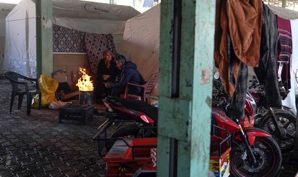 Des réfugiés syriens se réchauffent devant des tentes dans le sud de la Turquie