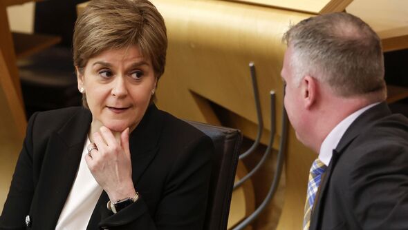 Nicola Sturgeon assiste au Parlement écossais