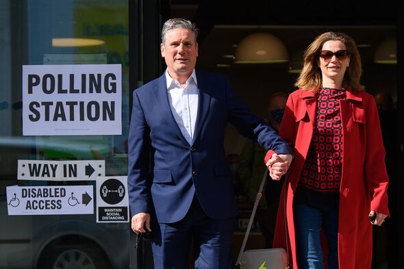 Keir Starmer et sa femme Victoria quittent le bureau de vote