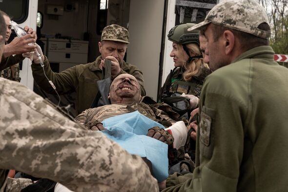 Des médecins de l'armée ukrainienne soignent des soldats dans l'oblast de Donetsk