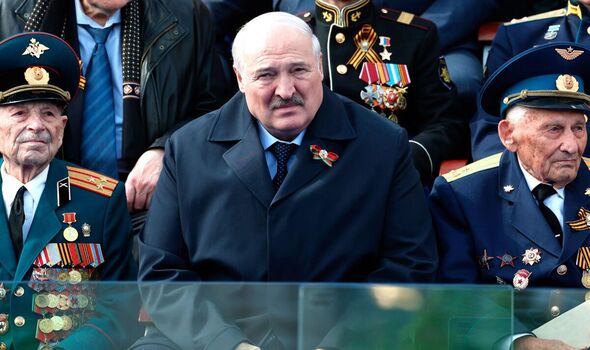 Des commentateurs biélorusses ont fait remarquer que Loukachenko grimaçait pendant le défilé 
