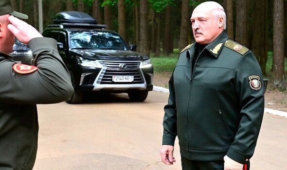 Loukachenko est réapparu devant une installation militaire le 15 mai avec un bandage à la main gauche 