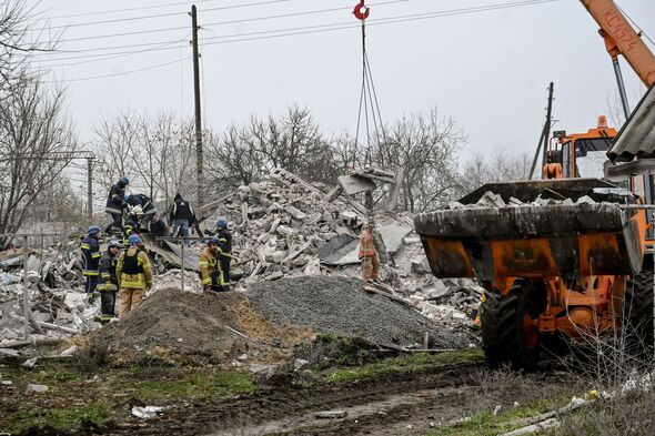 Des décombres retirés du site de l'attaque à la roquette à Zaporizhzhia