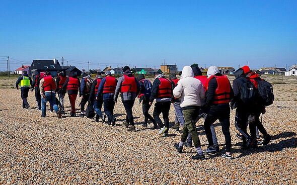 Un groupe de personnes considérées comme des migrants arrive sur la plage de Dungeness, dans le Kent