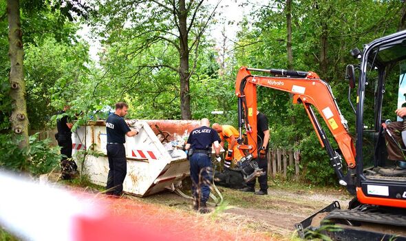 Les forces de police passent devant un jardin familial pour poursuivre leurs recherches le 29 juillet 2020 à Hanovre