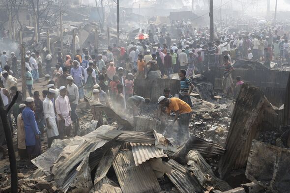 Un incendie ravage un camp de réfugiés rohingyas au Bangladesh