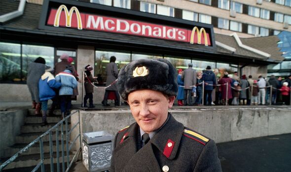Un officier de Moscou se tient devant le premier McDonald's de l'Union soviétique, 1990