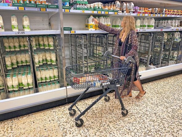 Une femme faisant ses courses dans un supermarché 