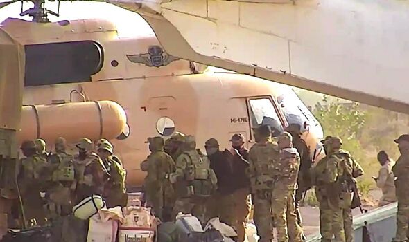 Des mercenaires russes montent à bord d'un hélicoptère dans le nord du Mali