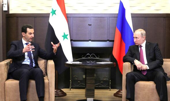 Le président russe Vladimir Poutine (à droite) s'entretient avec son homologue syrien Bachar al-Assad
