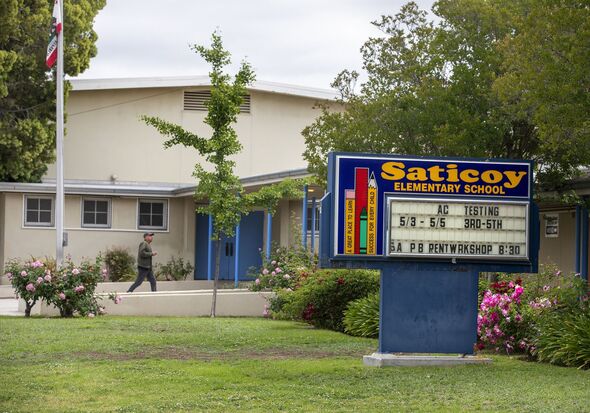 Possible crime de haine à l'école élémentaire Saticoy à North Hollywood.