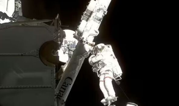 Chris Hadfield dans l'espace en 2001 travaillant sur la Station spatiale internationale