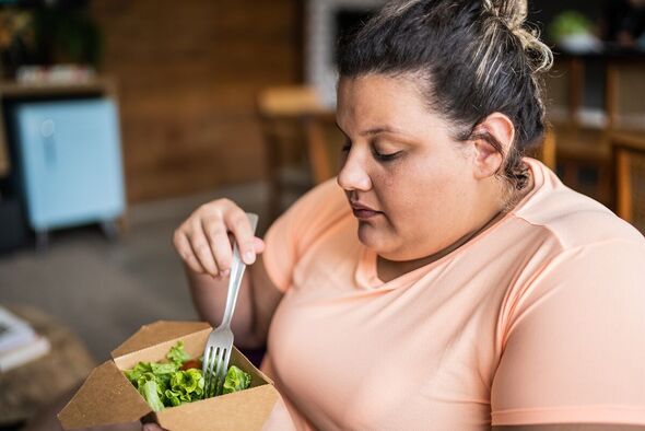 Femme obèse mangeant une salade