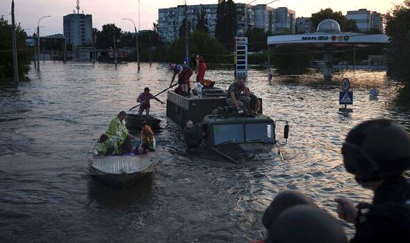 Les autorités ukrainiennes au nord du Dnipro aident les civils piégés par les inondations 
