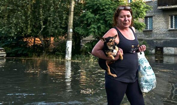 Les responsables ukrainiens ont exhorté les habitants à libérer leurs animaux de compagnie alors que le niveau de l'eau augmentait
