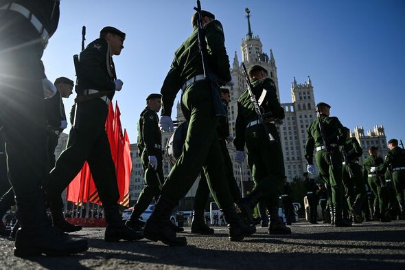 Soldats défilant à Moscou