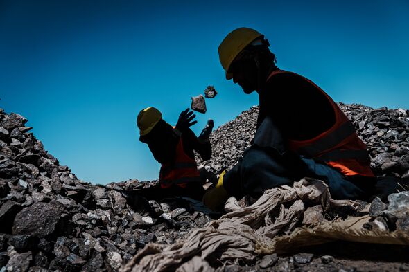 Les travailleurs trient les roches concassées contenant de la chromite