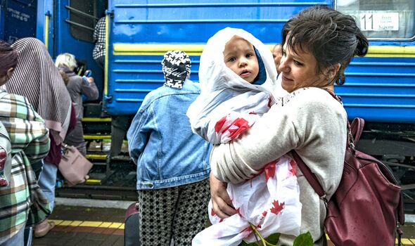  Une mère et son enfant touchés par les inondations arrivent de la gare de Kherson à Lviv