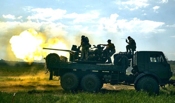 Des soldats ukrainiens tirent au canon près de Bakhmut