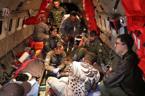 Les survivants sont transportés à l'hôpital à l'intérieur de l'hélicoptère de sauvetage