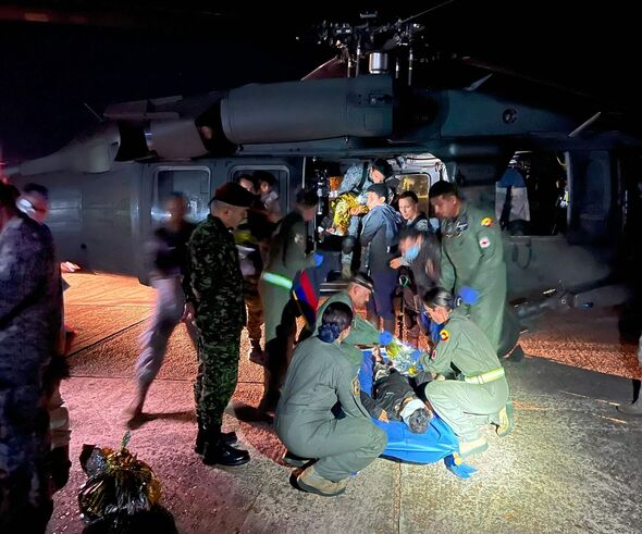 Les enfants secourus sont aidés à monter dans un hélicoptère pour les emmener à la capitale, Bogota
