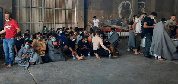 Les survivants du chavirement du bateau sont assis dans un entrepôt du port de Kalamata