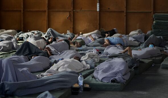 Les survivants d'un naufrage dorment dans un entrepôt du port de la ville de Kalamata, à environ 240 km au sud-ouest d'Athènes