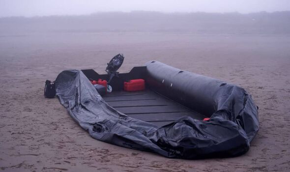 Le canot est réduit en pièces sur une plage de Calais