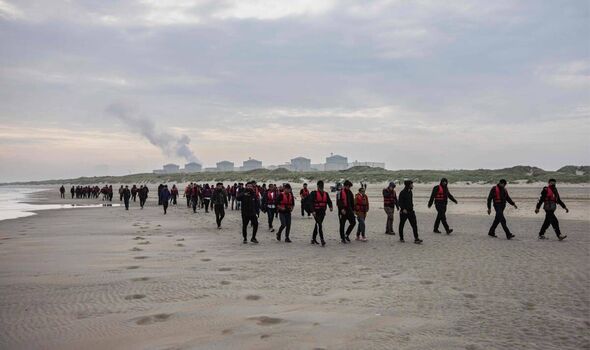 Les migrants reviennent de la plage
